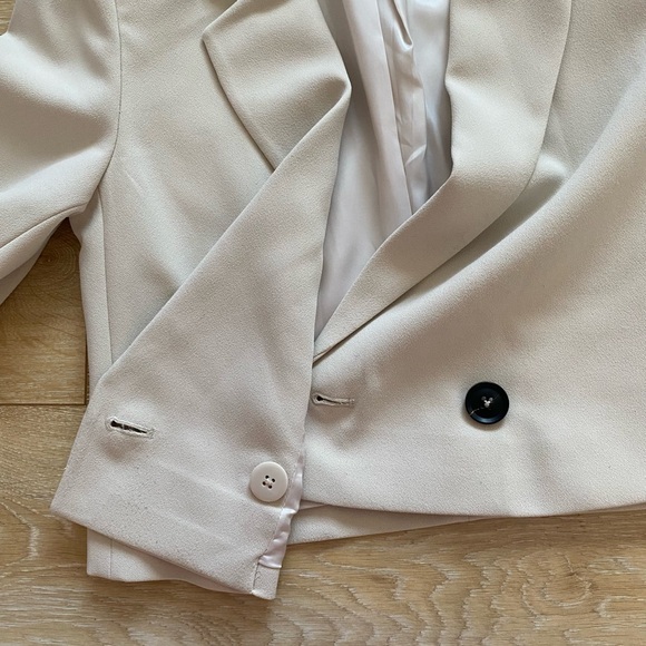 Brand New Cropped Blazer - Picture 6 of 7